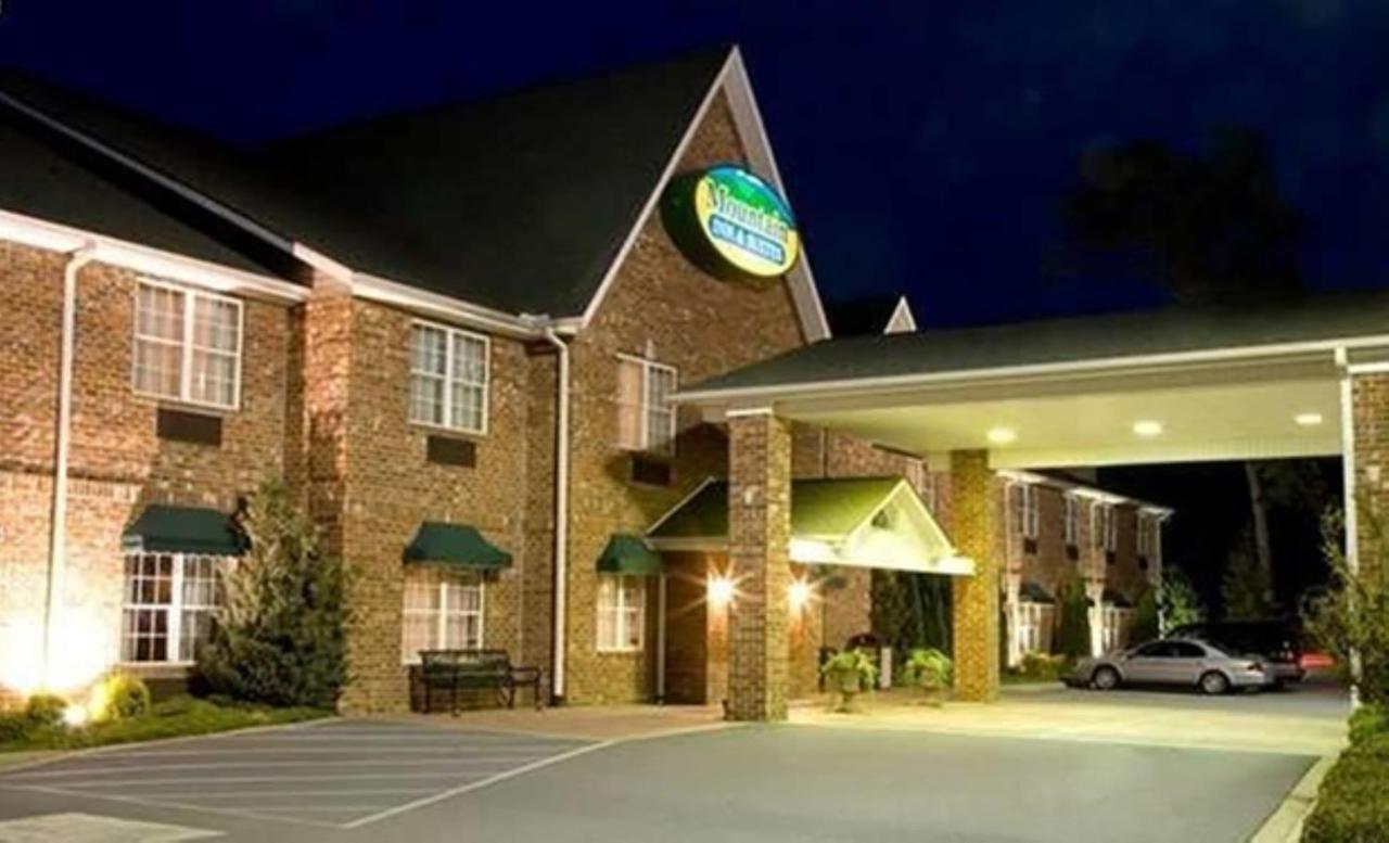 Mountain Inn & Suites Флэт-Рок Экстерьер фото