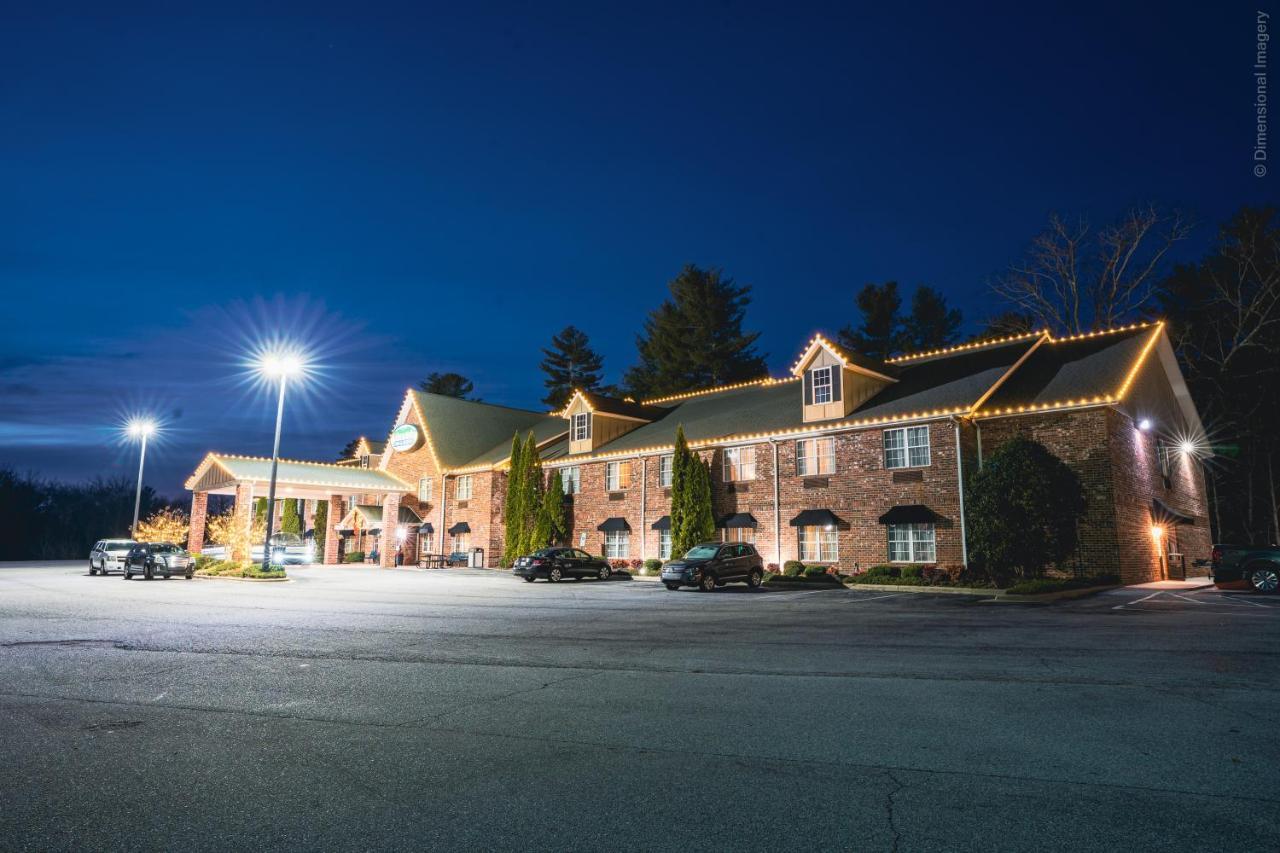 Mountain Inn & Suites Флэт-Рок Экстерьер фото