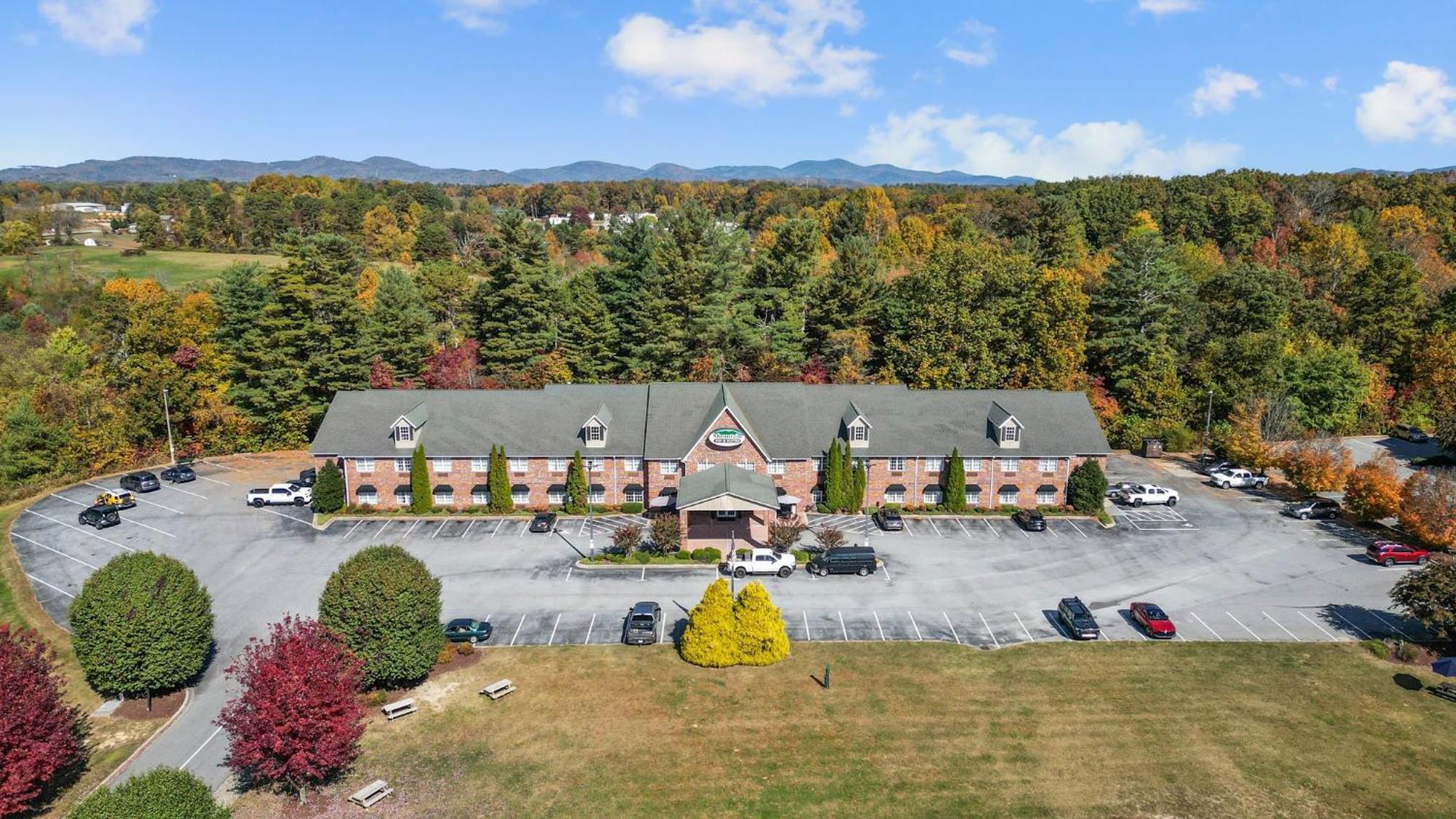 Mountain Inn & Suites Флэт-Рок Экстерьер фото