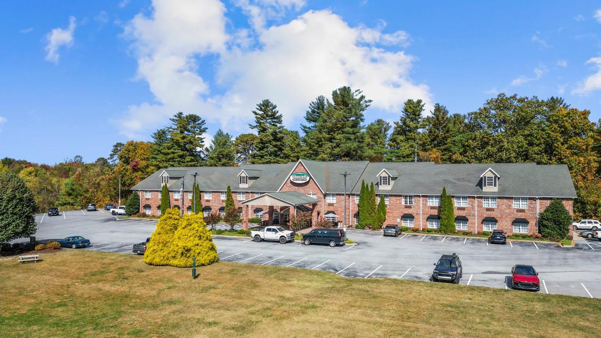 Mountain Inn & Suites Флэт-Рок Экстерьер фото